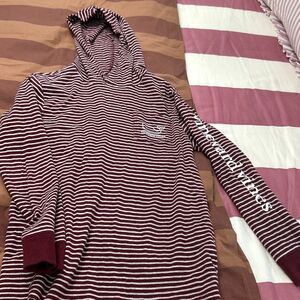 Vineyard vines boys burgundy tshirt hoodie sz S 8/10